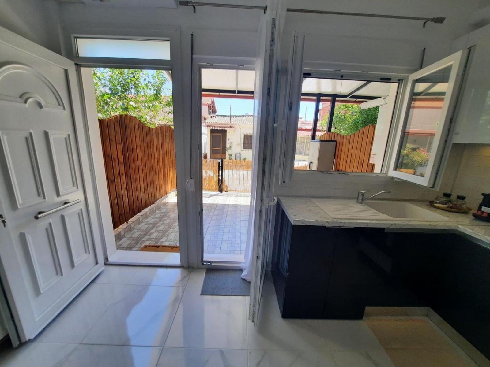 House B Diavata, Thessalonikiアパートメント エクステリア 写真